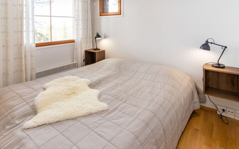 Karhunvartijan Tupa A4: Letto, Mobilia, Bedding, Camera Da Letto, Interior Design, Lenzuolo, Pavimento, Pavimentazione, Legna, Biancheria