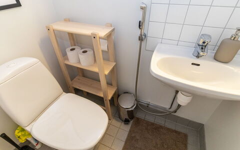 Karhunvartijan Tupa A4: Toilet Seat, Gabinetto, Idraulico Fixture, Bagno, Pavimentazione, Pavimento, Interior Design, Idraulico, Camera, Lavandino Del Bagno