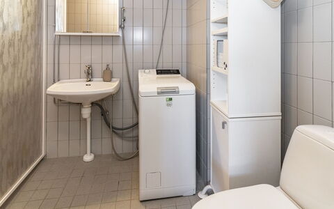 Karhunvartijan Tupa A4: Idraulico Fixture, Pavimentazione, Pavimento, Interior Design, Bagno, Gabinetto, Lavello, Idraulico, Camera, Lavandino Del Bagno