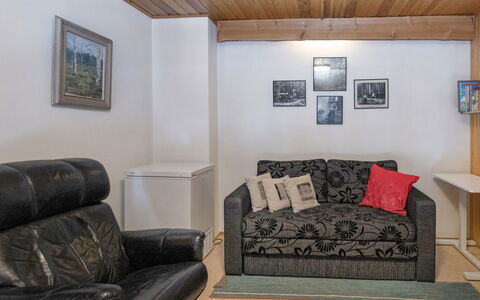 Teerenpesue D 27: Mobilia, Divano, Interior Design, Pavimentazione, Pavimento, Legna, Camera, Soffitto, Soggiorno, Cornice