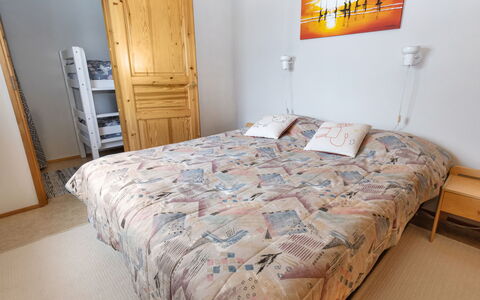 Teerenpesue D 27: Letto, Mobilia, Bedding, Camera Da Letto, Interior Design, Lenzuolo, Pavimento, Parete, Legna, Pavimentazione