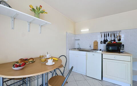 L'Ange Oliver: Interior Design, Pavimentazione, Mobilia, Pavimento, Soffitto, Camera, Cucina, Cucina & Sala Da Pranzo Tavolo, Sedia, Controsoffitto