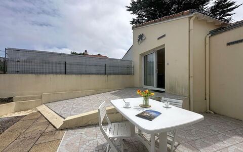 L'Ange Oliver: Pavimento, Calcestruzzo, Piastrella, Shade, Cortile, Balcone, Cortile, Driveway, Flagstone