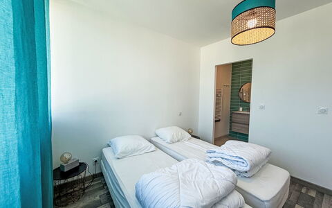 Sombreuil: Mobilia, Pavimento, Camera Da Letto, Pavimentazione, Legna, Letto, Interior Design, Tessile, Lenzuolo, Soffitto