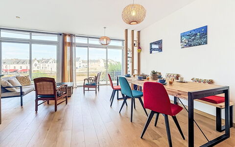 Sombreuil: Mobilia, Interior Design, Pavimentazione, Pavimento, Sedia, Pavimento In Legno, Tavolo, Legna, Cucina & Sala Da Pranzo Tavolo, Sala Da Pranzo