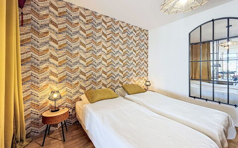 Sombreuil: Interior Design, Parete, Pavimentazione, Pavimento, Camera Da Letto, Tessile, Soffitto, Biancheria, Mobilia, Letto