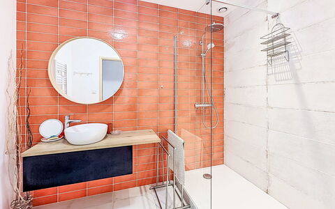 Sombreuil: Pavimentazione, Idraulico Fixture, Bagno, Pavimento, Arancia, Piastrella, Interior Design, Idraulico, Materiale Composito, Specchio