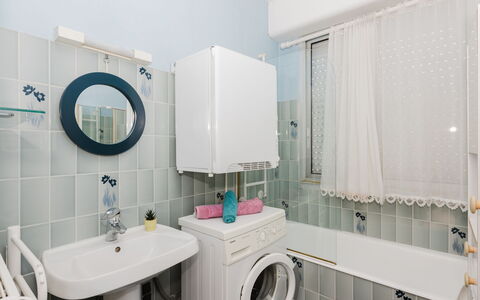 Le Clémenceau: Interior Design, Idraulico Fixture, Pavimentazione, Lavatrice, Bagno, Pavimento, Lavello, Mobiletto Del Bagno, Soffitto, Lavanderia