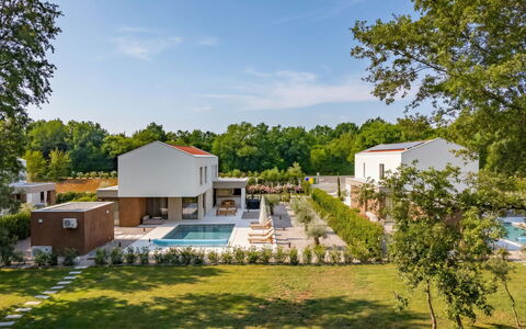 Ruma: Albero, Zona Residenziale, Piscina, Casa, Casa, Estate, Giardino, Landscaping, Eco Hotel, Ricorrere