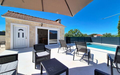 Lili: Piscina, Zona Residenziale, Casa, Materiale Composito, Mobili Da Esterno, Appartamento, Ricorrere, Shade, Estate, Villa