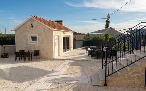 Lili: Mobilia, Mobili Da Esterno, Sedia, Giardino, Color Legno, Prato, Latifoglie, Shade, Backyard