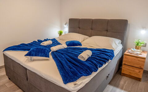 Lili: Mobilia, Camera Da Letto, Pavimentazione, Letto, Pavimento, Interior Design, Bedding, Camera, Telaio Del Letto, Lenzuolo