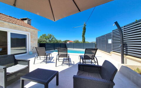Lili: Mobilia, Mobili Da Esterno, Piscina, Sedia, Materiale Composito, Shade, Ricorrere, Appartamento, Tavolo Esterno, Eco Hotel