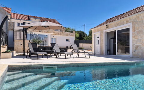 Lili: Piscina, Zona Residenziale, Materiale Composito, Ricorrere, Estate, Mobili Da Esterno, Villa, Piastrella, Shade, Flagstone