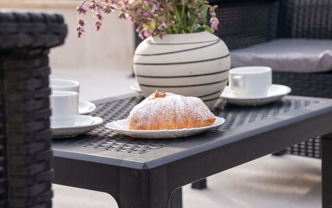Lili: Mobilia, Mobili Da Esterno, Sedia, Giardino, Color Legno, Prato, Latifoglie, Shade, Backyard