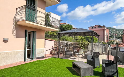 Daisy: Balcone, Appartamento, Mobili Da Esterno, Corrimano, Pianta Della Casa, Cortile, Portico, Hotel, Recinzione, Ricorrere