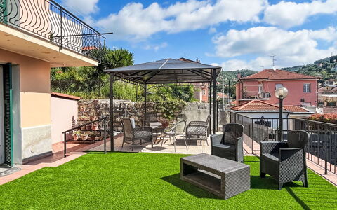 Daisy: Balcone, Portico, Cortile, Giardino, Mobili Da Esterno, Ricorrere, Shade, Terrazza, Cortile, Deck