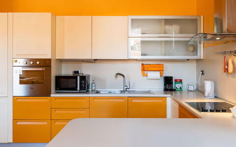 Daisy: Cucina, Controsoffitto, Elettrodomestico Da Cucina, Cabinetry, Interior Design, Mobilia, Apparecchio Major, Legna, Giallo, Arancia
