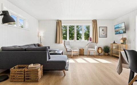 Antonie - 4.2Km from the Sea: Pavimentazione, Pavimento In Legno, Legna, Pavimento, Interior Design, Soggiorno, Casa, Pavimento Laminato, Mobilia, Divano