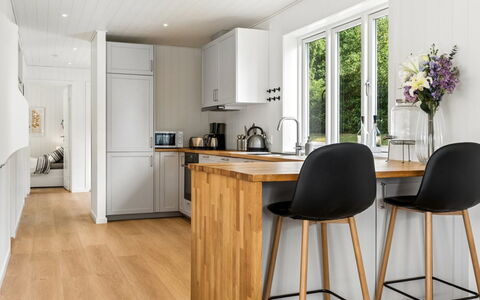 Antonie - 4.2Km from the Sea: Mobilia, Pavimentazione, Interior Design, Controsoffitto, Pavimento In Legno, Legna, Pavimento, Cucina, Elettrodomestico Da Cucina, Seggiola Da Bar