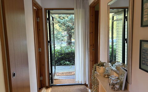 Siggi - 400M from the Sea: Legna, Interior Design, Pavimentazione, Porta, Pavimento, Casa, Porta A Casa, Latifoglie, Color Legno, Bicchiere