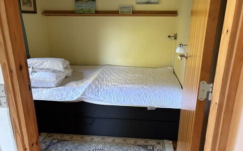 Siggi - 400M from the Sea: Pavimento, Legna, Pavimentazione, Mobilia, Interior Design, Camera Da Letto, Letto, Camera, Lenzuolo, Bedding