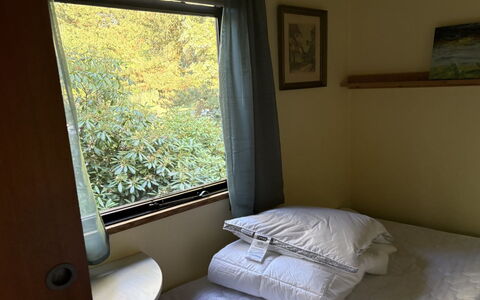 Siggi - 400M from the Sea: Legna, Mobilia, Interior Design, Pavimento, Letto, Camera Da Letto, Lenzuolo, Pavimentazione, Camera, Bedding