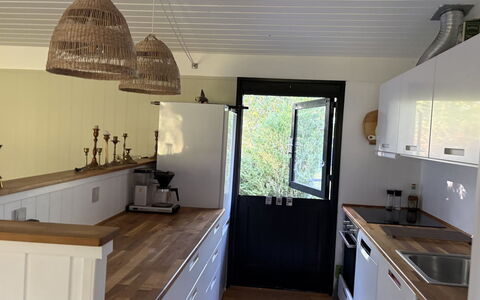 Siggi - 400M from the Sea: Mobilia, Controsoffitto, Pavimentazione, Cucina, Interior Design, Legna, Cabinetry, Pavimento, Elettrodomestico Da Cucina, Soffitto