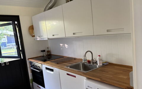 Siggi - 400M from the Sea: Cucina, Elettrodomestico Da Cucina, Controsoffitto, Pavimentazione, Apparecchio Major, Legna, Interior Design, Lavandino Della Cucina, Cabinetry, Mobilia
