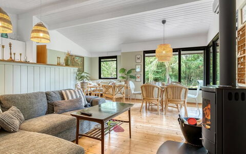 Siggi - 400M from the Sea: Mobilia, Interior Design, Pavimentazione, Divano, Legna, Soffitto, Pavimento, Soggiorno, Tavolo, Lampada