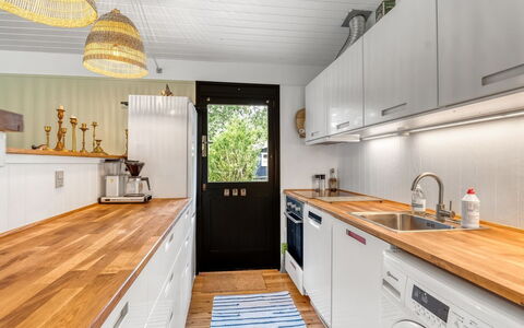 Siggi - 400M from the Sea: Pavimentazione, Interior Design, Legna, Controsoffitto, Cucina, Pavimento, Soffitto, Elettrodomestico Da Cucina, Apparecchio Major, Mobilia