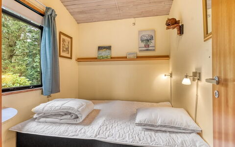 Siggi - 400M from the Sea: Letto, Interior Design, Camera Da Letto, Legna, Mobilia, Lenzuolo, Pavimento, Pavimentazione, Camera, Bedding