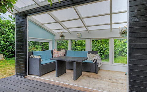 Birge - 600M from the Sea: Legna, Pavimentazione, Pavimento, Interior Design, Mobilia, Soffitto, Deck, Bicchiere, Pavimento In Legno, Portico