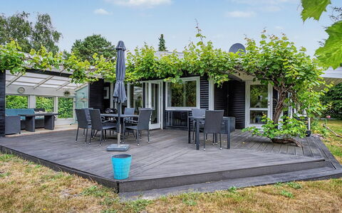 Birge - 600M from the Sea: Arbusto, Shade, Giardino, Groundcover, Deck, Struttura Esterna, Cortile, Backyard, Mobili Da Esterno