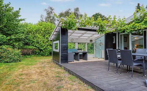 Birge - 600M from the Sea: Shade, Giardino, Groundcover, Deck, Struttura Esterna, Portico, Edifici Giardino, Cortile, Landscaping, Pergola