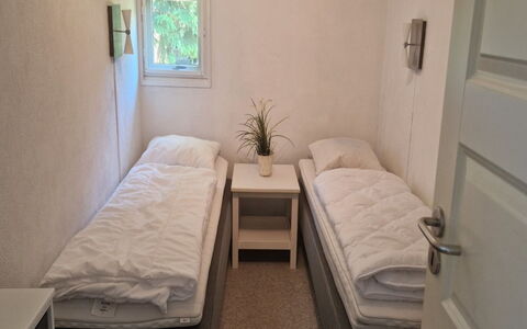 Birge - 600M from the Sea: Legna, Pavimento, Camera Da Letto, Letto, Pavimentazione, Interior Design, Mobilia, Camera, Telaio Del Letto, Bedding
