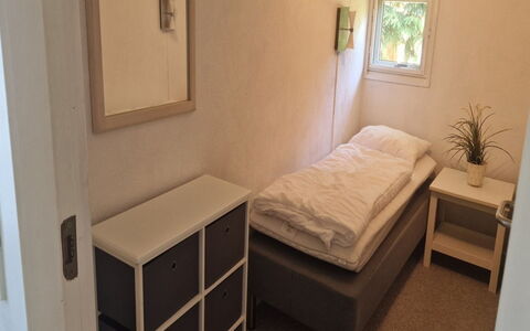 Birge - 600M from the Sea: Mobilia, Pavimento, Parete, Camera Da Letto, Letto, Pavimentazione, Legna, Interior Design, Lenzuolo, Camera
