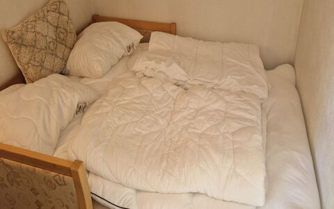 Birge - 600M from the Sea: Camera Da Letto, Legna, Mobilia, Biancheria, Lenzuolo, Bedding, Letto, Tessile, Pavimento, Camera