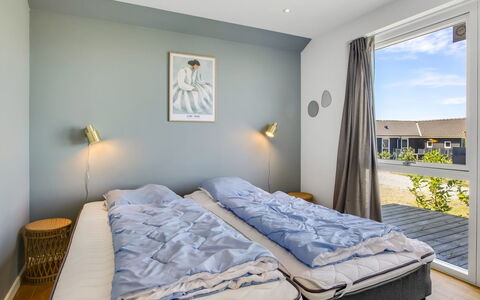 Andriette - 50M from the Sea: Camera Da Letto, Letto, Pavimento, Lenzuolo, Bedding, Casa, Biancheria, Telaio Del Letto, Soffitto, Illuminazione Diurna