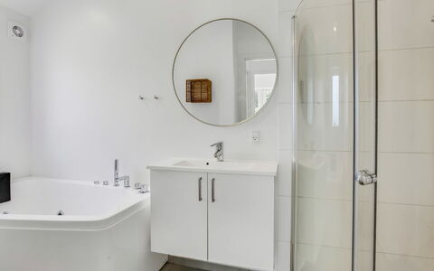 Andriette - 50M from the Sea: Idraulico Fixture, Interior Design, Bagno, Pavimentazione, Pavimento, Rubinetto, Lavello, Soffitto, Lavandino Del Bagno, Idraulico
