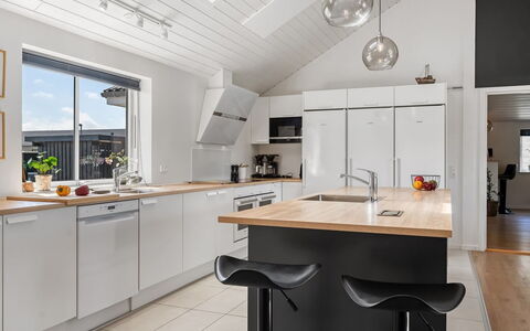 Ija - 1.3Km from the Sea: Controsoffitto, Cucina, Pavimentazione, Interior Design, Mobilia, Legna, Soffitto, Cabinetry, Pavimento, Lampada