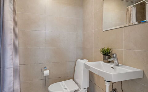 Ija - 1.3Km from the Sea: Bagno, Toilet Seat, Gabinetto, Idraulico Fixture, Interior Design, Pavimentazione, Parete, Lavello, Lavandino Del Bagno, Pavimento