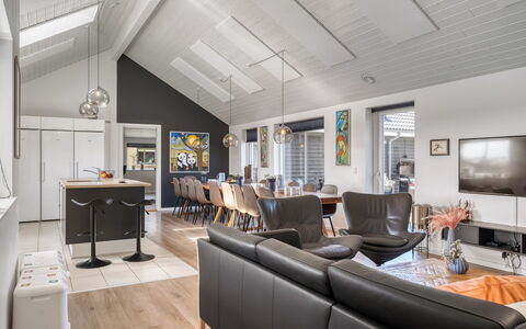 Ija - 1.3Km from the Sea: Legna, Soffitto, Interior Design, Divano, Pavimentazione, Mobilia, Casa, Soggiorno, Pavimento