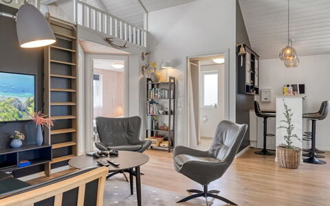 Ija - 1.3Km from the Sea: Mobilia, Interior Design, Pavimentazione, Legna, Soffitto, Pavimento, Sedia, Appartamento, Soggiorno, Illuminazione