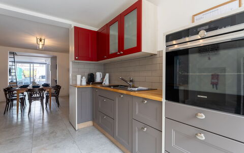 Villa Stil Genot with Terrace: Cucina, Controsoffitto, Elettrodomestico Da Cucina, Cabinetry, Pavimentazione, Apparecchio Major, Interior Design, Legna, Mobilia, Pavimento