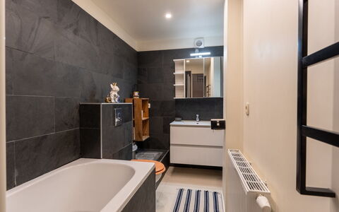 Villa Stil Genot with Terrace: Pavimentazione, Parete, Idraulico Fixture, Pavimento, Interior Design, Bagno, Mobiletto Del Bagno, Rubinetto, Lavello, Soffitto