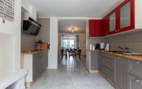 Villa Stil Genot with Terrace: Cucina, Controsoffitto, Pavimentazione, Interior Design, Mobilia, Parete, Cabinetry, Legna, Pavimento, Elettrodomestico Da Cucina