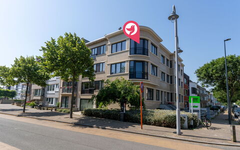Centrally Located The Corner: Costruzione, Finestra, Zona Urbana, Appartamento, Zona Residenziale, Quartiere, Asfalto, Urban Design, Condominio, Area Metropolitana