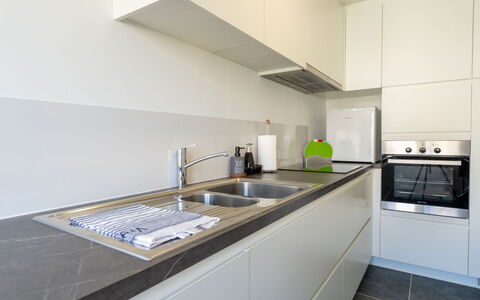 Centrally Located The Corner: Cucina, Controsoffitto, Elettrodomestico Da Cucina, Interior Design, Pavimentazione, Apparecchio Major, Cabinetry, Legna, Lavandino Della Cucina, Pavimento
