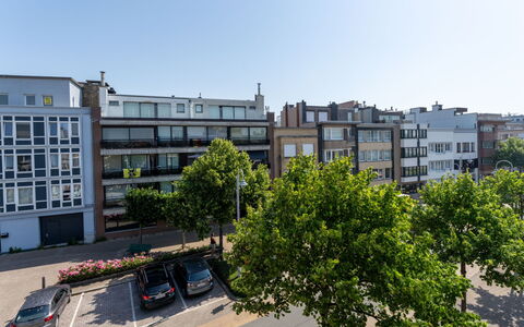 Centrally Located The Corner: Costruzione, Giorno, Finestra, Appartamento, Città, Zona Urbana, Zona Residenziale, Quartiere, Cittadina, Facciata
